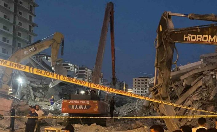 Göçük altında kalan iş makinası operatörünün cansız bedenine ulaşıldı