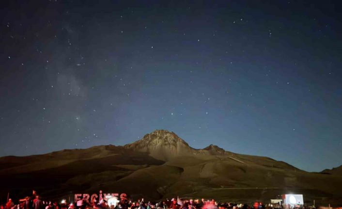 Gökyüzü tutkunları, meteor yağmurunu Kayseri’nin zirvesinde izledi