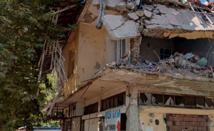 Gölbaşı’nda yıkılmayan bina tehlike saçıyor