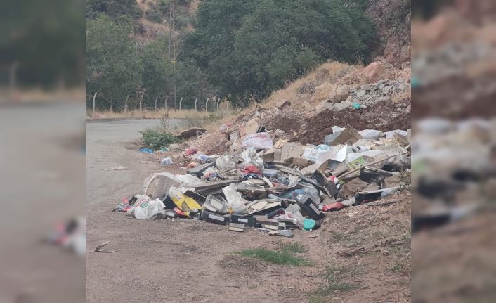 Gölbaşı’nda yol kenarına bırakılan çöpler çevre kirliliğine yol açıyor