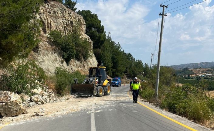 Gördes’te toprak kayması sonucu trafiğe kapatılan yol ulaşıma açıldı