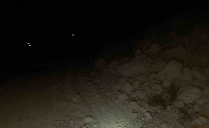 Gördes’te toprak kayması yolu kapattı