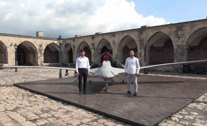 Görünümüyle mest eden yarım ton ağırlığındaki ahşap Bayraktar TB2 maketini 30 günde yaptılar