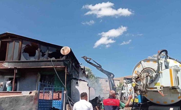 Gümüşhane’de 2 katlı evde çıkan yangın paniğe neden oldu