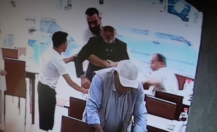 Gümüşhane’de boğazına yemek kaçan yaşlı adamı Heimlich manevrasıyla kurtardı