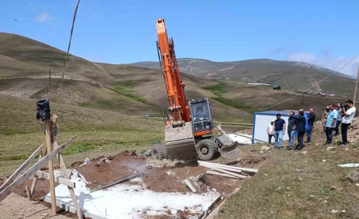 Gümüşhane’de yayladaki kaçak yapılar yıkılıyor