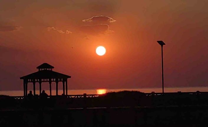 Gün batımı Van Gölü’nde seyirlik bir güzellik sunuyor