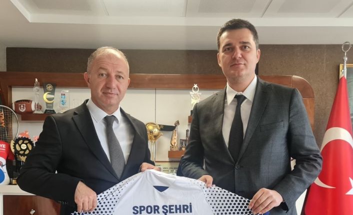 Günaydın’a forma hediye etti