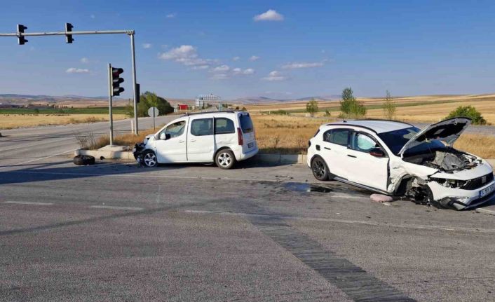 Hafif ticari araç ile otomobil çarpıştı: 10 kişi yaralandı