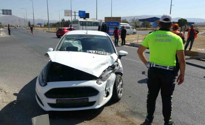 Hafif ticari araç ile otomobil çarpıştı: 2 yaralı