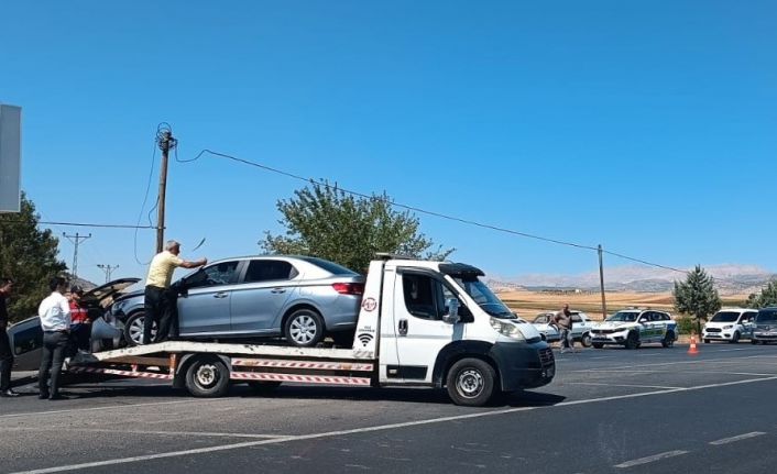 Hafif ticari araç ile otomobil çarpıştı: 4 yaralı