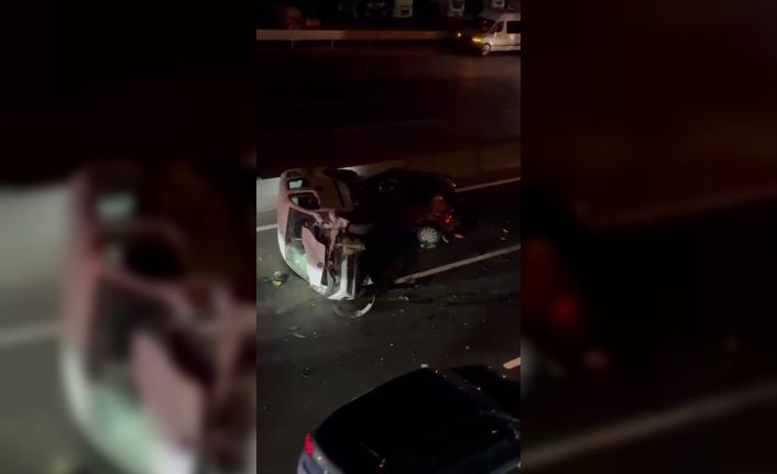 Hafif ticari araç, lastiği patlayan otomobile çarparak yan yattı: 2 çocuk yaralı