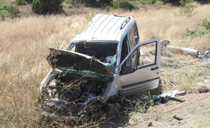 Hafif ticari araç önce ağaca sonra direğe çarptı: 5 yaralı