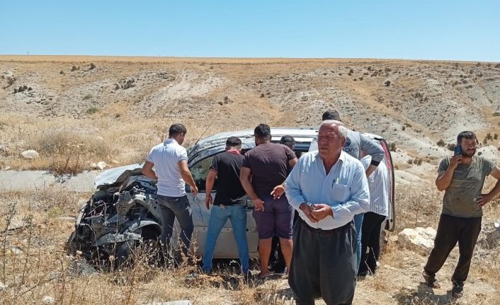 Hafif ticari araç şarampole yuvarlanarak takla attı