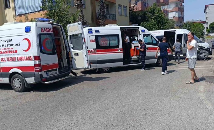 Hafif ticari araç servis minibüsüne çarptı: 4 yaralı