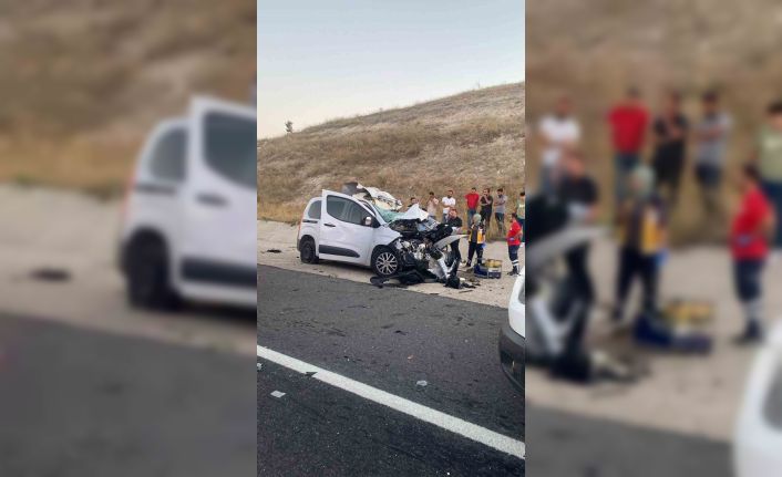 Hafif ticari araç tıra arkadan çaptı: 1 ölü, 1 yaralı