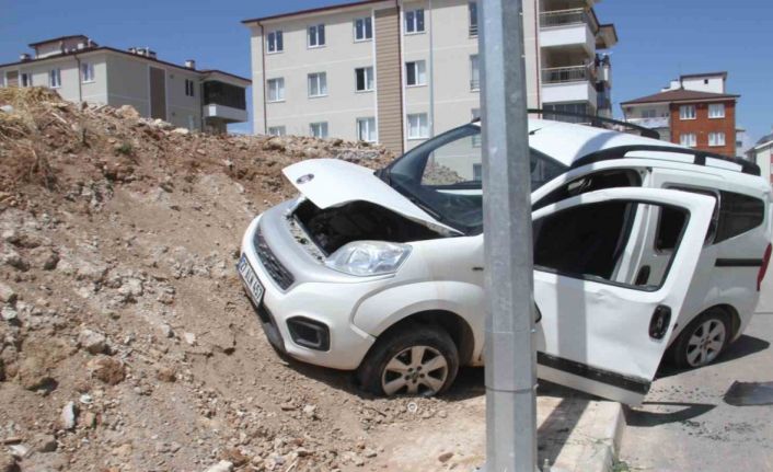 Hafif ticari araç toprak yığınına çarptı: 2 yaralı
