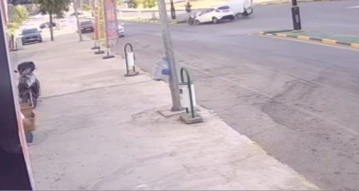 Hafif ticari araçla çarpışan otomobil apartmanın bahçesine uçtu: 3 yaralı