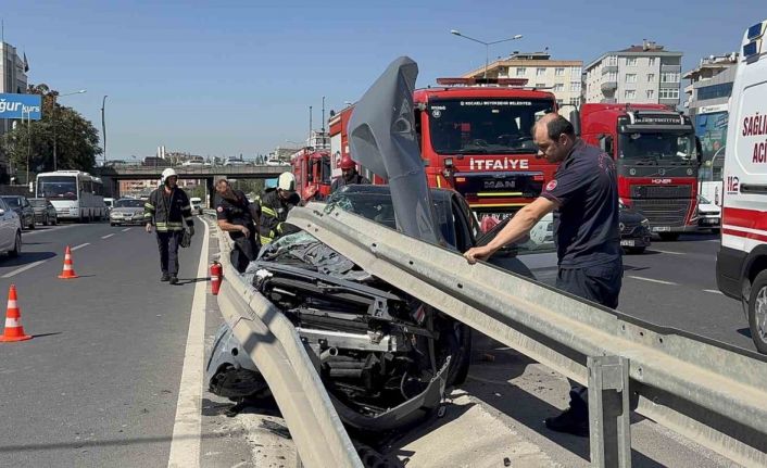 Hafriyat kamyonu ile çarpışan otomobil demir bariyerlerin altına girdi: 2 yaralı