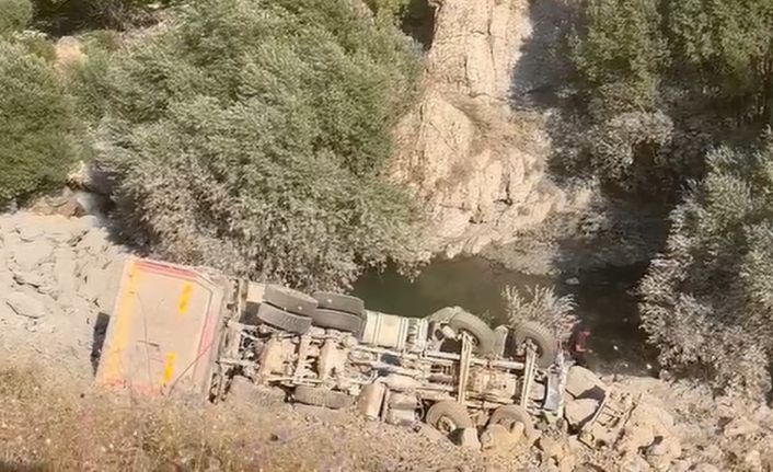 Hakkari’de kamyon uçuruma yuvarlandı: 1 ölü