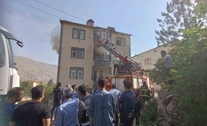 Hakkari’de korkutan yangın