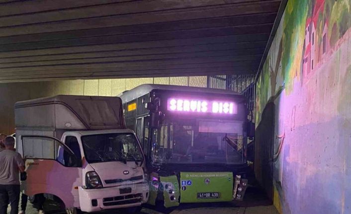 Halk otobüsü ile kamyonet çarpıştı: 2 yaralı