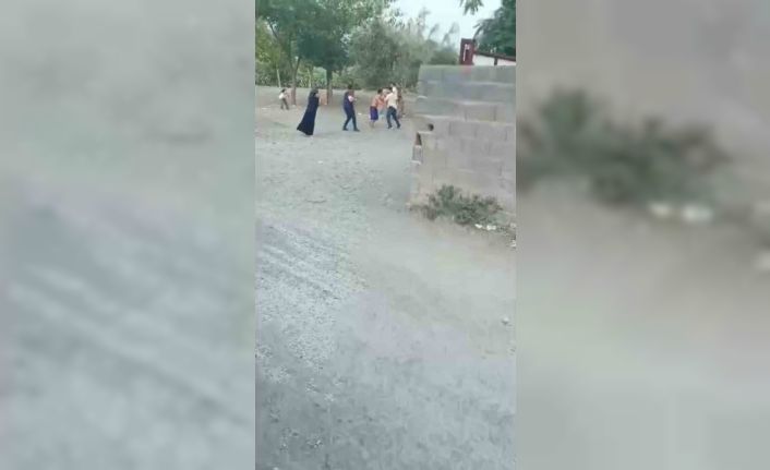 Hapis cezasıyla aranan şahsı yakalayan polislere taşla saldırdılar, o anlar kamerada