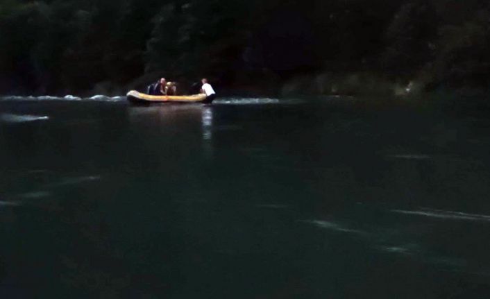 Harşit Çayı’nda balık tutan 2 genç mahsur kaldı