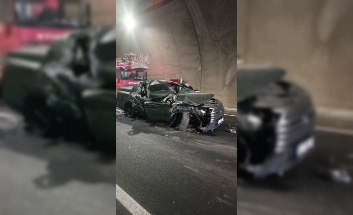 Hasankeyf tünelinde tıra arkadan çarpan pikap hurdaya döndü