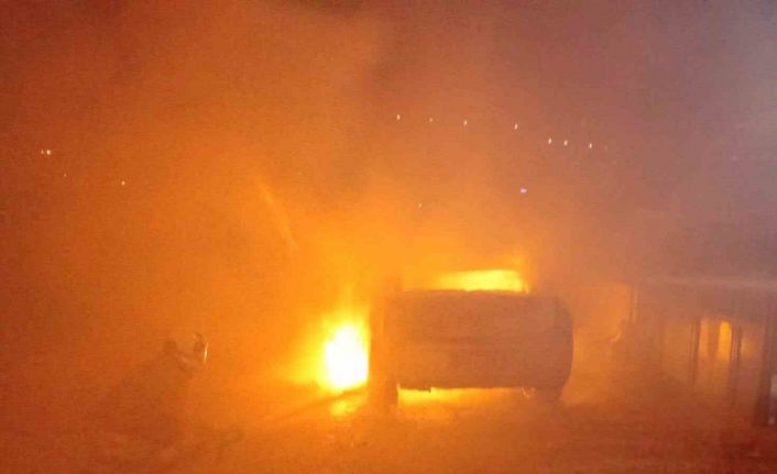 Hatay’da 2 farklı noktada çıkan yangında 2 araç yandı