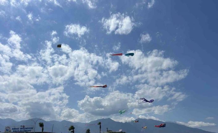 Hatay’da gökyüzü rengarenk uçurtmalarla renklendi