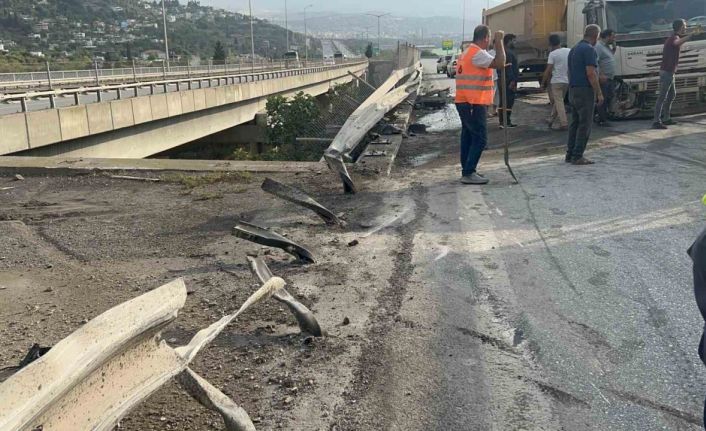 Hatay’da kontrolden çıkan tır bariyerlere saplandı