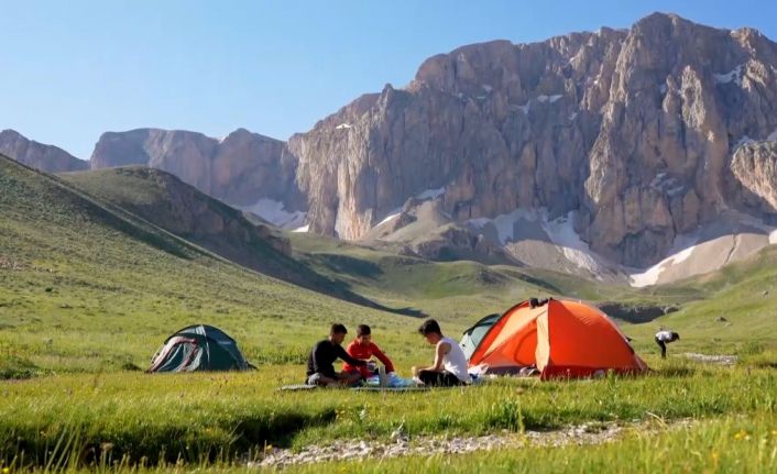Hava sıcaklığı 40 dereceyi bulunca Erzincanlılar 3200 rakımlı dağlarda serinliyor
