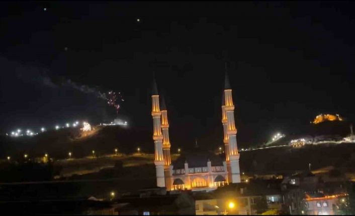 Havai fişek gösterisi yangına neden oldu