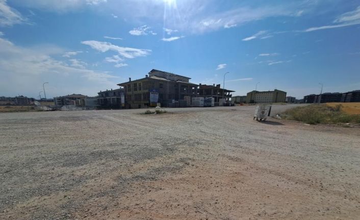 Her araç geçişinde sokak toz duman oluyor