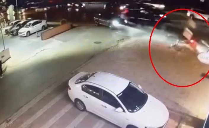 Hızla ilerleyen motosikletli böyle kaza yaptı