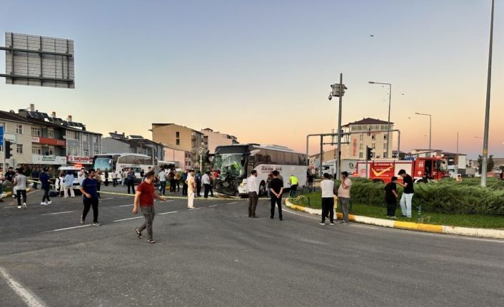 Horasan’da yolcu otobüsü ile traktör çarpıştı: 8 yaralı