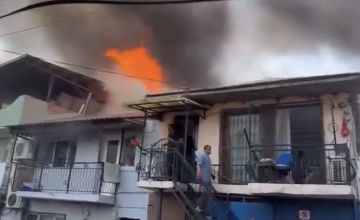 Hurdalık yangını büyüdü, evler küle döndü