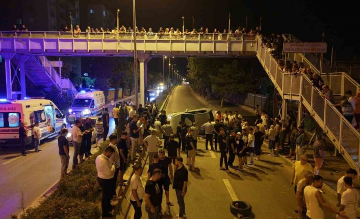 Hurdaya dönen araçtan 3 genç sağ çıkarıldı, vatandaşlar ekiplerin müdahale anını böyle izledi