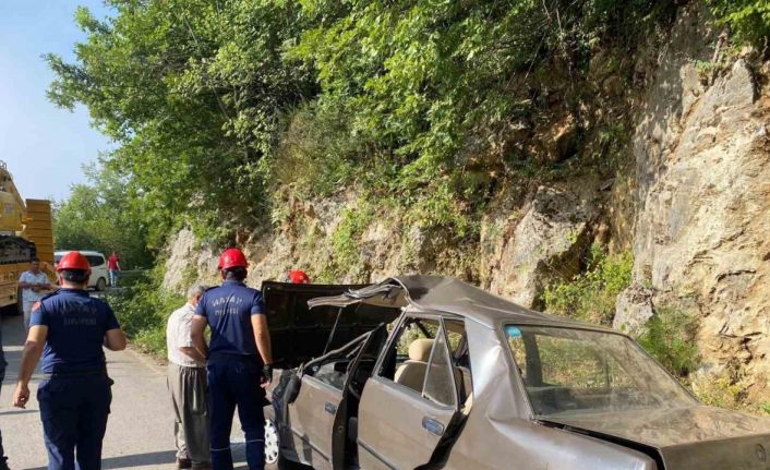 Hurdaya dönen otomobildeki 2 kişi yaralandı