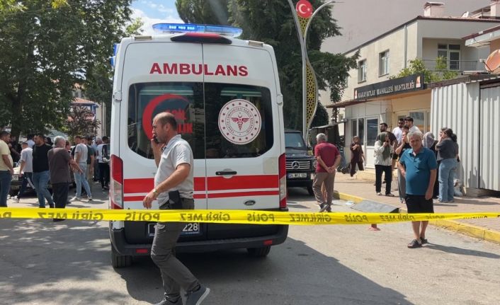 Husumetlisine ateş açtı, kurşunlar yoldan geçen genç kadına da isabet etti