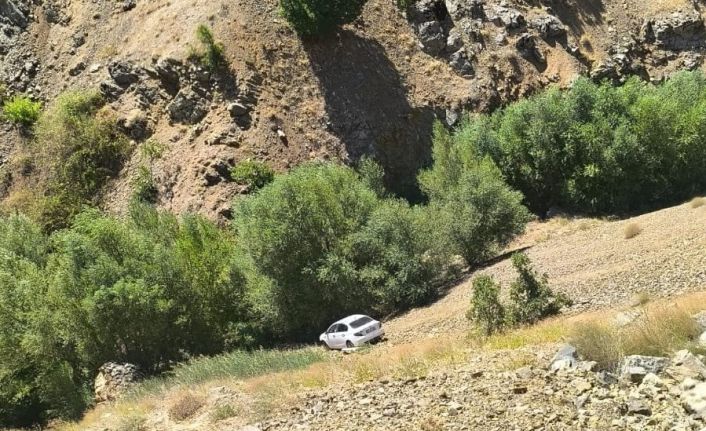 İçerisinde 4 İtalyalının bulunduğu Otomobil uçuruma yuvarlandı: 4 yaralı