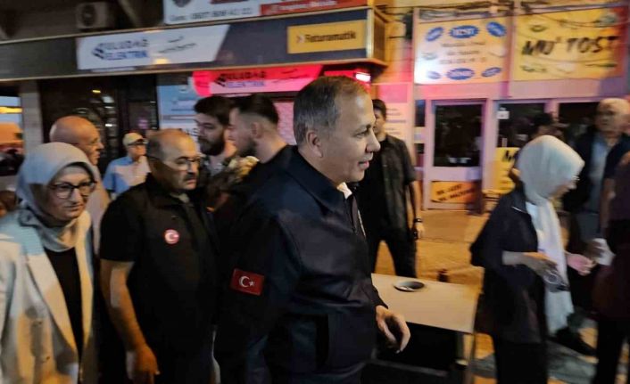 İçişleri Bakanı Ali Yerlikaya 6.1’lik depremin yaşandığı Sındırgıda açıklamalarda bulundu