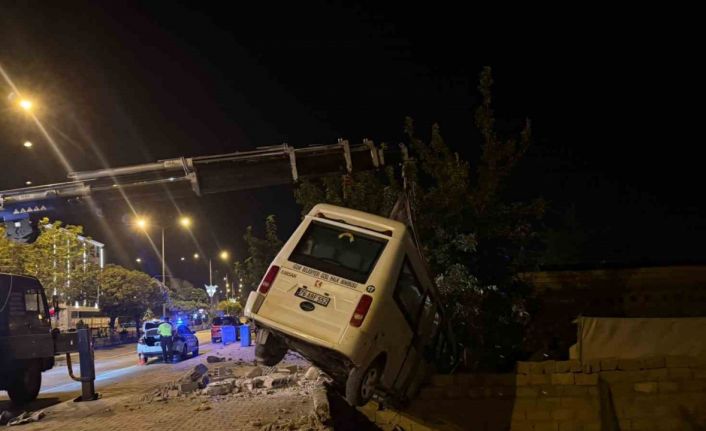 Iğdır’da kaza yapan yolcu minibüsü bahçe duvarında asılı kaldı