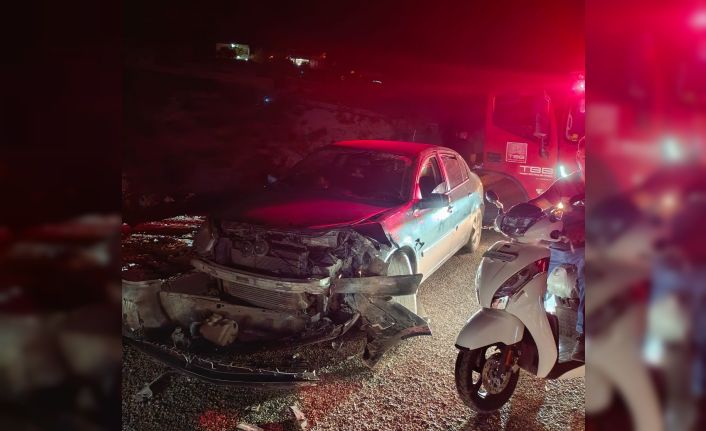 İki otomobil kafa kafaya çarpıştı: 2 yaralı