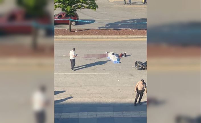 İki otomobilin arasında sıkışan motosiklet sürücüsü hayatını kaybetti