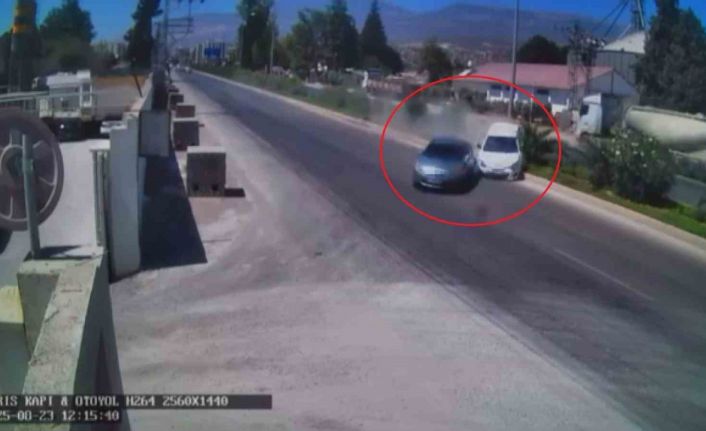 İki otomobilin çarpışarak metrelerce sürüklendikleri anlar kamerada