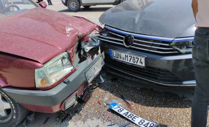 İki otomobilin çarpıştığı kaza kamerada: 3 yaralı