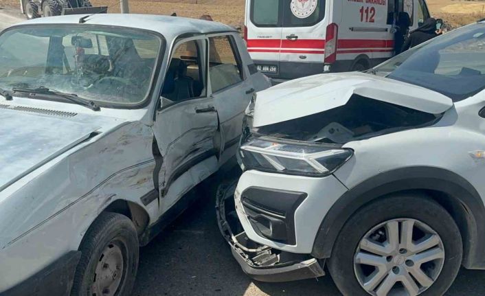 İki otomobilin çarpıştığı kazada 5 kişi yaralandı