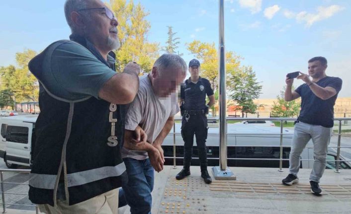 İlçe merkezinde dedektörle define ararken polise yakalandılar